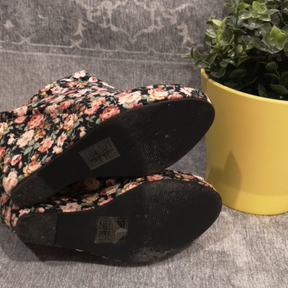 Kimchi Blue Floral Geo Mules - Picture 4 of 5